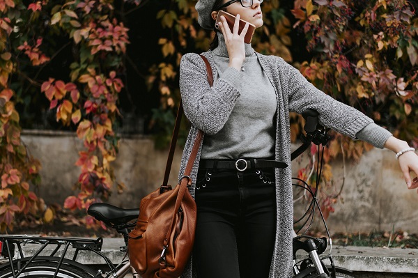 Outfit con accessori di pelletteria.