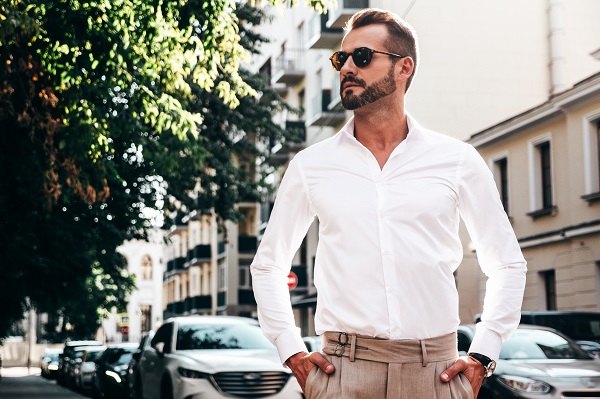 La camicia bianca è uno dei capisaldi del guardaroba da uomo.
