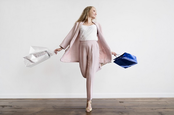 Donna fa shopping con un outfit di lusso, ma accessibile.