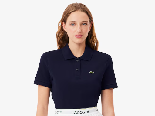 Look Lacoste con l'iconica polo del brand.